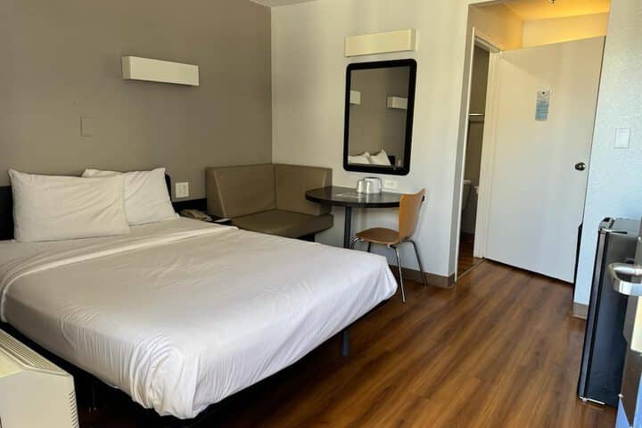 Room 6 of 43